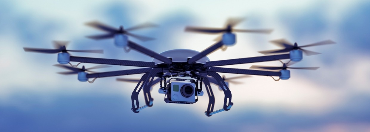 Drone vliegend in de wolken met ondergaande zon