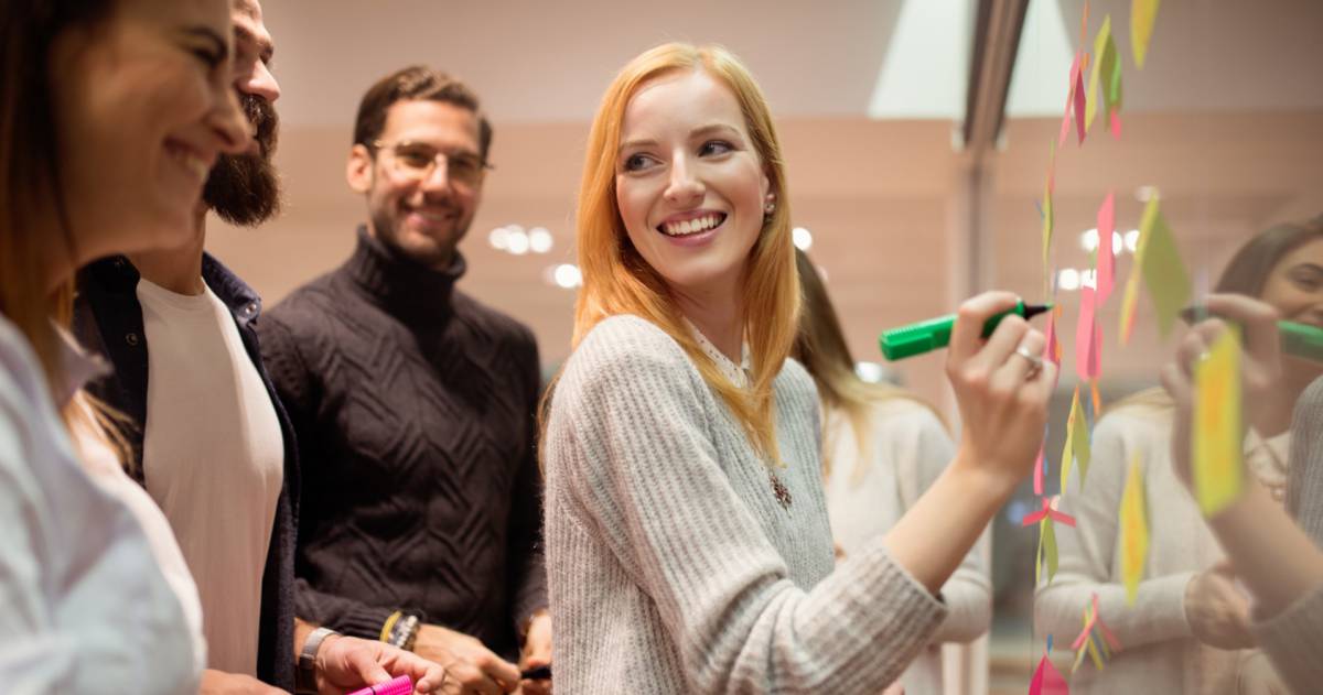 Vrouw tekent op whiteboard