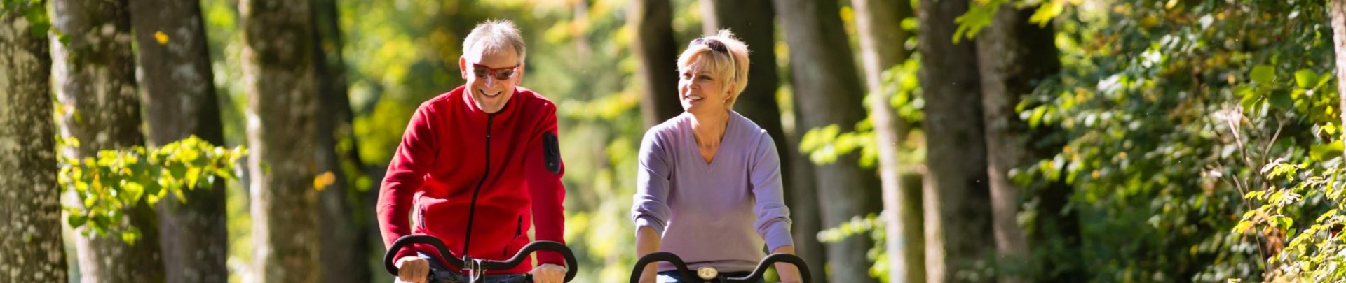 Ouder stel fietst door het bos